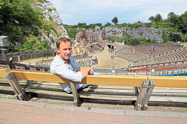 Nicolas König ist am Kalkberg ein Publikumsliebling. Nach diversen Rollen führt er im nächsten Jahr bei den Karl-May-Spielen und dem Stück „Winnetou I – Blutsbrüder“ Regie.Foto: Matthias Ralf