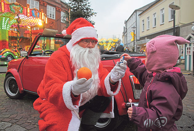 Weihnachtsmann Robert Kastens verteilt in der Adventszeit kleine Geschenke an Kinder. Er bittet um Unterstützung. Foto: ohe