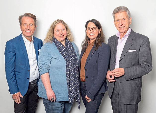 Prof. Dr. Hans-Jörg Schmidt-Trenz (li.) und Konsul Bernd Jorkisch begrüßen mit Christina Arpe (2.v.li.) und Bettina Becker zwei neue  Mitglieder im Kuratorium der Tafelstiftung Foto: Christina Braune