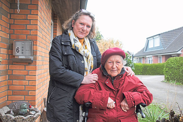 Ariane Müller und ihre Mutter Jutta suchen dringend nach einer neuen Wohnung. „Es ist einfach nichts zu bekommen“, sagt Ariane Müller. Foto: ohe