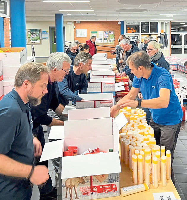 In der Pausenhalle der Dahlmannschule packten mehr als 40 Helferinnen und Helfer Pakete, die der Rotary Club an Bedürftige in Südosteuropa verteilt.Foto: hfr
