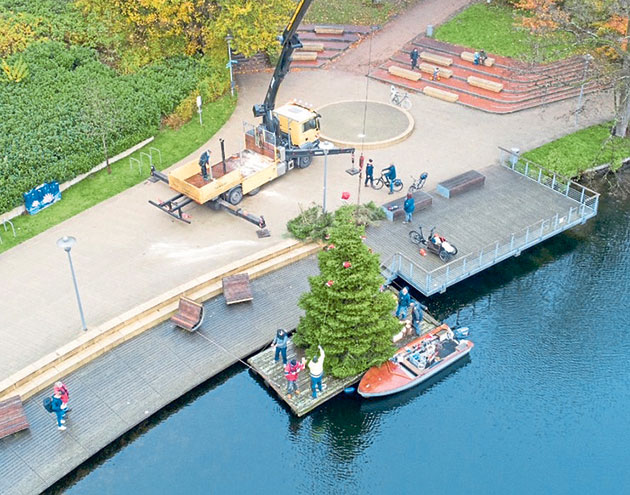 Der Weihnachtsbaum wurde auf einem Ponton auf den auf dem Großen Segeberger See platziert.Fotos: hfr