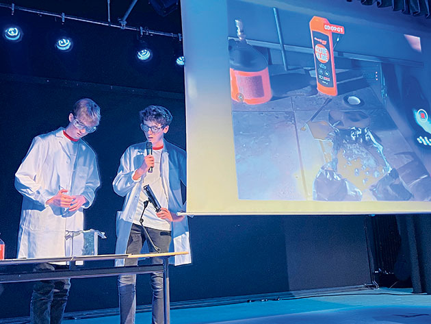 Leon Pinsner (li.) und Luk Heitmann führten chemische Experimente vor. Fotos: ohe