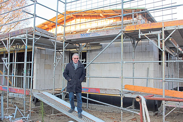 Noch sind es die Baugerüste, die das Bild des Kleinen Theaters am Markt in Wahlstedt bestimmen. Wilfried Jendis, der Vorsitzende des Kulturrings, geht von einer Eröffnung im Sommer aus.Foto: mq