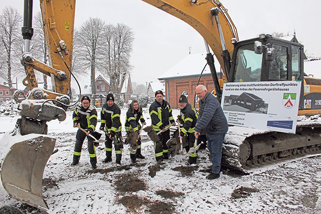 Das neue Gerätehaus der Freiwilligen Feuerwehr Todesfelde hat drei Tore für die drei Fahrzeuge. Im alten Gerätehaus entsteht ein multifunktionaler Raum.Zeichnung: Architekturbüro Claus Breuer
