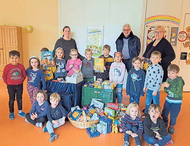 Die Kinder des Kindergartens „Unter dem Regenbogen“ in Schlamersdorf überreichten Tafelfahrer Lothar Hollatz sechs Kartons gefüllt mit Lebensmitteln.Foto: hfr