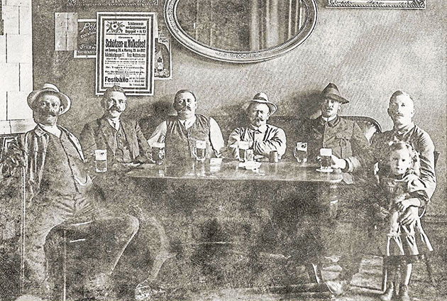 Stammtisch in der Gaststätte von August Wolgast im Jahr 1912 Stammtisch in der Gaststätte von August Wolgast im Jahr 1912