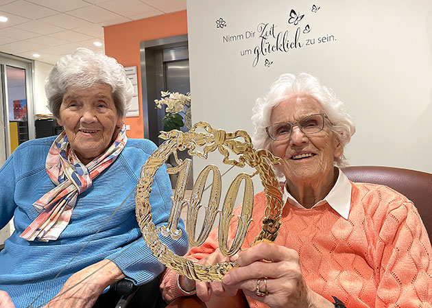 Käthe Urbanek und Liselotte Dohrendorf sind im Marienhof in Bad Segeberg zuhause. Sie teilen das seltene Glück 100 Jahre alt zu sein und werden dabei nur noch von einer Mitbewohnerin mit 102 Jahren übertroffen.Foto: kf