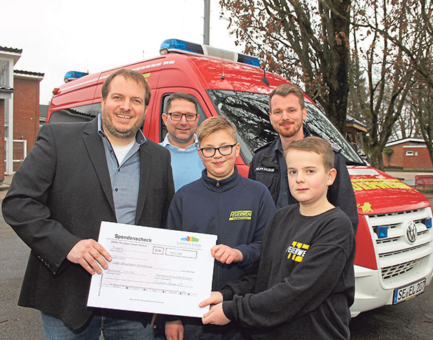 Sebastian Baumann (li.) und Schulleiter Christian Kummetz (2.v.li.) überreichten einen Spendenscheck der Sventana-Schule Bornhöved