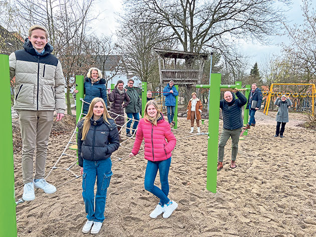 Die 120 Schülerinnen und Schüler der Schule im Alsterland haben am Standort Sülfeld neue Aktivmöbel für ihren Schulhof bekommen. Bei der Einweihung turnten die Projektbeteiligten darauf. Foto: ohe Die 120 Schülerinnen und Schüler der Schule im Alsterland haben am Standort Sülfeld neue Aktivmöbel für ihren Schulhof bekommen. Bei der Einweihung turnten die Projektbeteiligten darauf. Foto: ohe