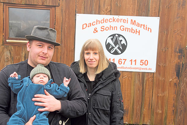 Dachdecker Jan-Hendrik Lücke bietet alle Arbeiten rund ums Dach an. Seit elf Wochen sind er und seine Partnerin Kim Springe glückliche Eltern  von Sohn Jerik. Foto: ohe