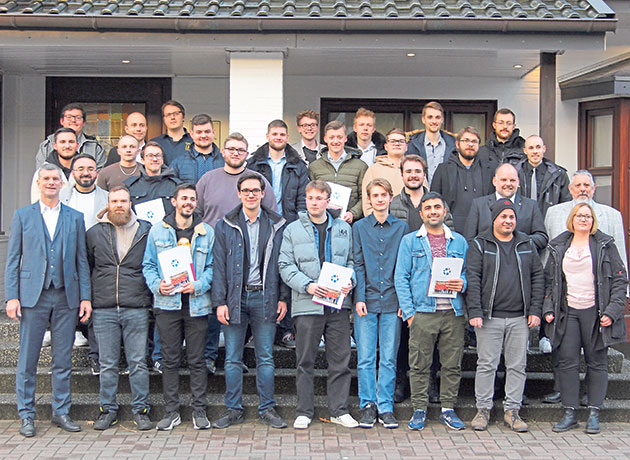 Andreas Münster, Obermeister der Innung der Elektrohandwerke für den Kreis Segeberg (links vorne), sprach in Tangstedt 25 Elektroniker der Energie- und Gebäudetechnik frei. Foto: mq Andreas Münster, Obermeister der Innung der Elektrohandwerke für den Kreis Segeberg (links vorne), sprach in Tangstedt 25 Elektroniker der Energie- und Gebäudetechnik frei. Foto: mq
