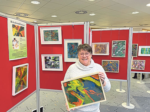 Wo andere kochen, bereitet Gabriele Ebers aus Garbek mit Acrylfarben und Küchenutensilien farbenfrohe Bilder zu. Küchenkunst nennt sie ihre Ausstellung, die noch bis Freitag, 24. Februar, in der Kundenhalle der Sparkasse Südholstein zu sehen ist.Foto: kf