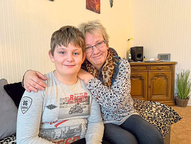Danny und seine Mutter Regina Siemers halten die Ordnungsmaßnahmen der Grundschule Fahrenkrug für unangemessen. Foto: ohe Danny und seine Mutter Regina Siemers halten die Ordnungsmaßnahmen der Grundschule Fahrenkrug für unangemessen. Foto: ohe