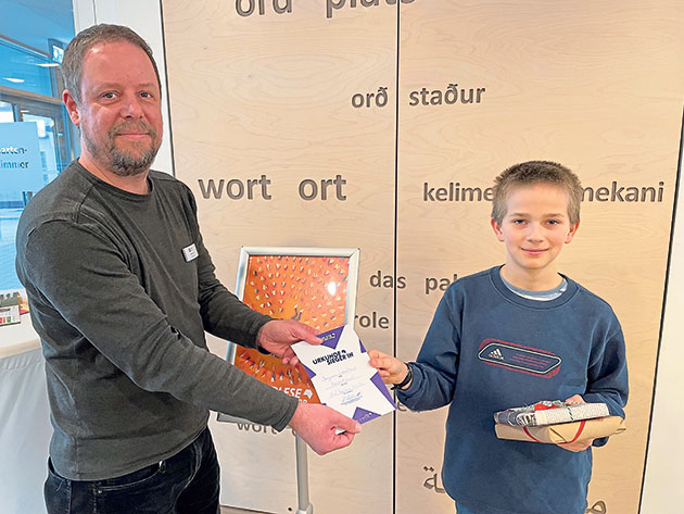 Klaas Ilse, stellvertretende Leiter der Stadtbücherei Bad Segeberg, richtet seit vier Jahren den Kreisentscheid aus und überreichte dem diesjährigen Gewinner Benjamin Lauschbach  seine Urkunde nebst Buchgeschenken.Foto: kf
