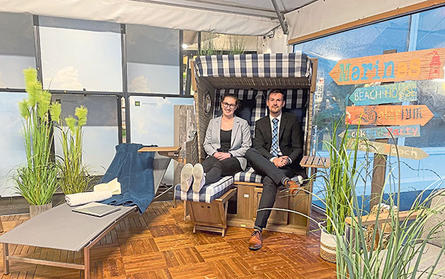 Im Gartenmöbelzelt von Möbel Kraft in Bad Segeberg werden ab Sonnabend, 25. Februar, die neuesten Trends präsentiert. Laura Asbach und Adrian Heiliger haben schon einmal Platz genommen in einem Strandkorb.Foto: hfr