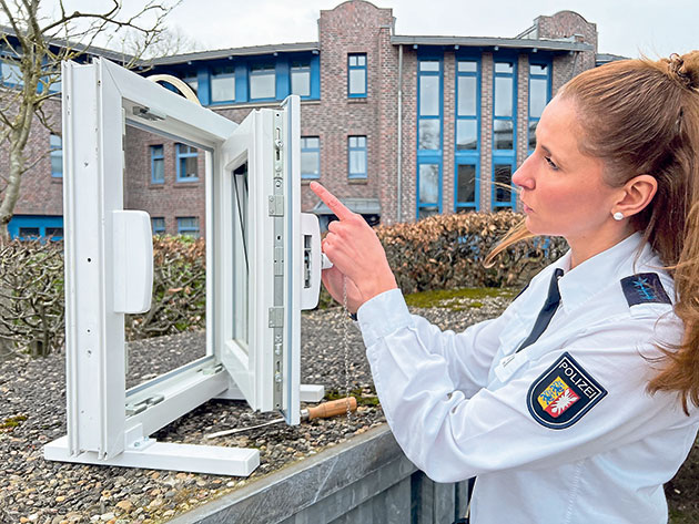 Einbruchschutzberaterin Anna Maywald erklärt, wie man Fenster und Türen in puncto Sicherheit nachrüstet. Foto: ohe