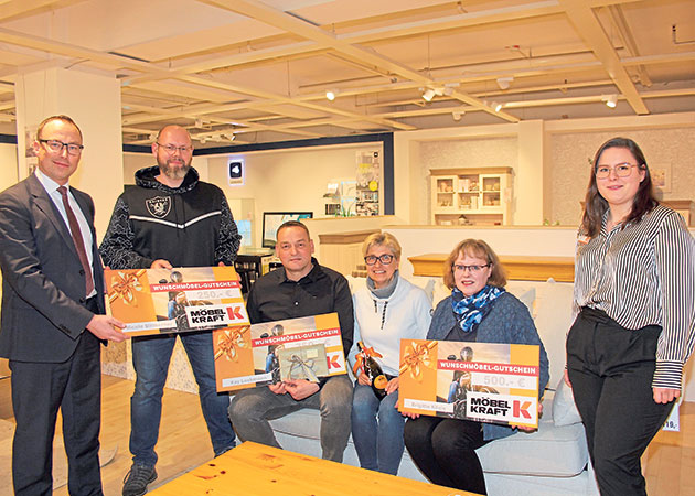 Thorben Woelke, Hausleiter bei Möbel Kraft in Bad Segeberg (li.), und Serena Daebel (Marketing, re.) überreichten Gutscheine an Ingo Dittberner (v.li.), Kay und Ute Luckmann und Brigitte König.Foto: mq