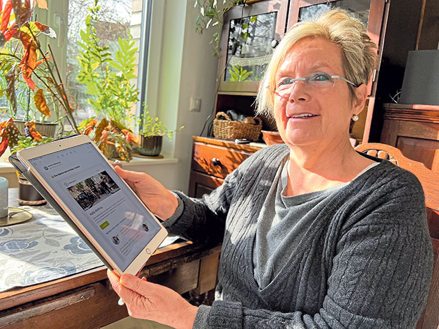 Andrea Schneider freut sich über neue Nachbarschaftskontakte. Auf der Website nebenan.de ist sie fündig geworden. Foto: ohe