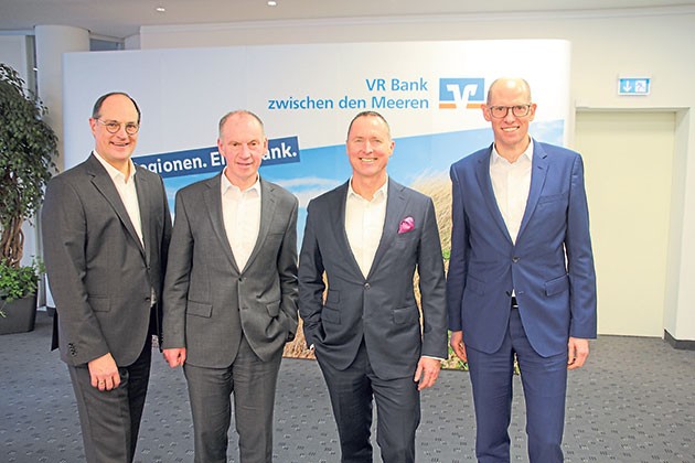 Die Vorstandsmitglieder Stefan Frahm, Dr. Rainer Bous, Lars Nissen und Dirk Dejewski  (v.li.) sehen die VR-Bank zwischen den Meerendurch die Fusion gestärkt . Foto: ohe