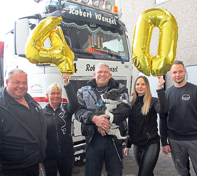Ein besonderer Tag für Holger Galle (Mi.). Matthias und Michaela Wenzel sowie ihre Kinder Viola und Christian (v.li.) gratulierten ihrem Lkw-Fahrer zum 40-jährigen Jubiläum beim Fuhrbetrieb Robert Wenzel in Wahlstedt.Foto: mq