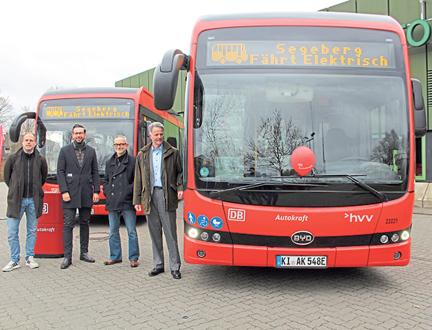 Autokraft hat in Bad Segeberg zehn E-Busse in Betrieb genommen. Landrat Jan Peter Schröder (v.li.), Claudius Mozer (VHH), Daniel Marx und Sven Babbe (Autokraft Bad Segeberg), nahmen die Autokraft hat in Bad Segeberg zehn E-Busse in Betrieb genommen. Landrat Jan Peter Schröder (v.li.), Claudius Mozer (VHH), Daniel Marx und Sven Babbe (Autokraft Bad Segeberg), nahmen die