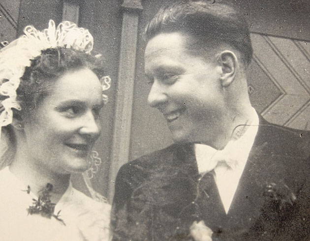Vor der Vicelinkirche in Pronstorf ließ sich das jung vermählte Ehepaar Inge und Hans-Heinrich Rickert fotografieren. Da war Tochter Ingrid schon unterwegs.