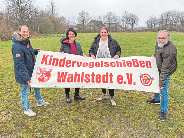 Hier auf der Wiese in der Scharnhorststraße findet im Juli wieder das Kindervogelschießen statt. Björn Wenzel, Nina Balenschus, Michelle Selke und Oliver Johansen (v.li.)vom Vereinsvorstand sind schon mit den Vorbereitungen beschäftigt. Foto: ohe