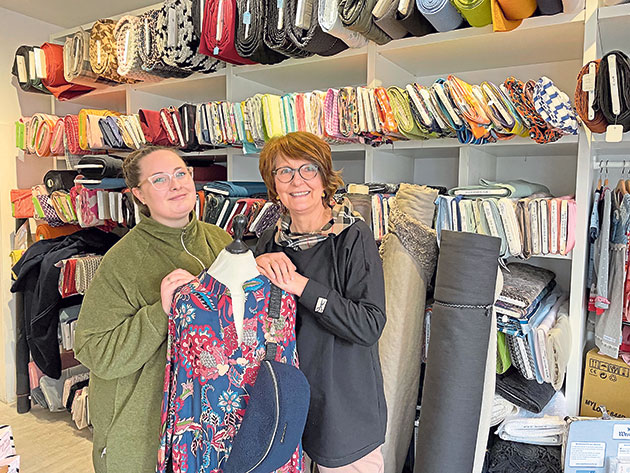 Es hat für Margarita Albers und ihre Tochter Jule schon angenehmere Fototermine gegeben, als die Geschäftsaufgabe vom Nähcafé Seidenfein zu verkünden. Dort startet jetzt der Räumungsverkauf. Mit dem Online-Shop bleiben sie ihren Kunden beim Stoffe kaufen Es hat für Margarita Albers und ihre Tochter Jule schon angenehmere Fototermine gegeben, als die Geschäftsaufgabe vom Nähcafé Seidenfein zu verkünden. Dort startet jetzt der Räumungsverkauf. Mit dem Online-Shop bleiben sie ihren Kunden beim Stoffe kaufen