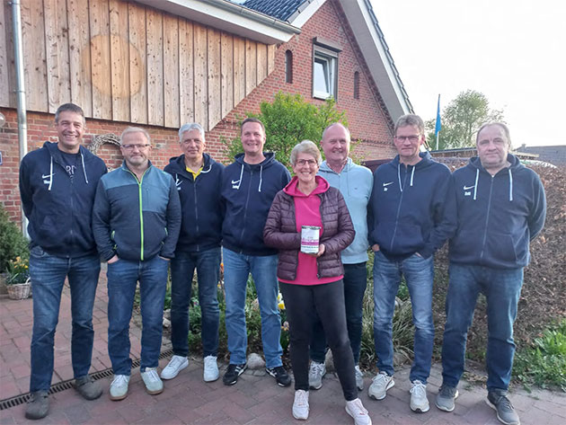 Osterfeuer-Team versammelt in Oering Oering Osterfeuer-Team vor einem Backsteinhaus