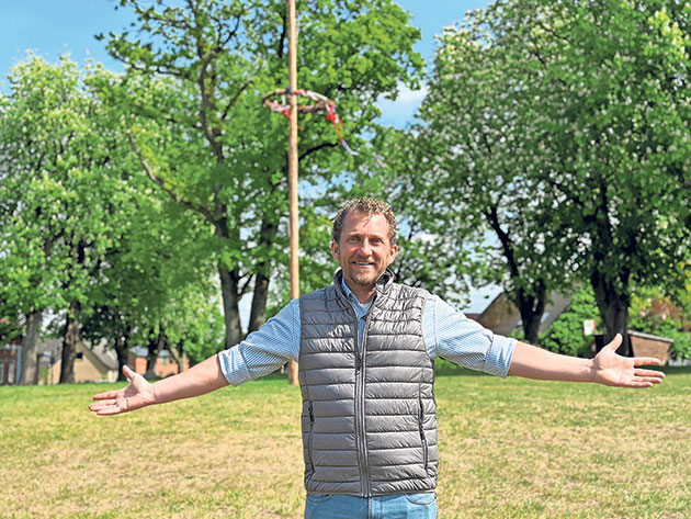 Philipp Frank im Freien mit offenen Armen