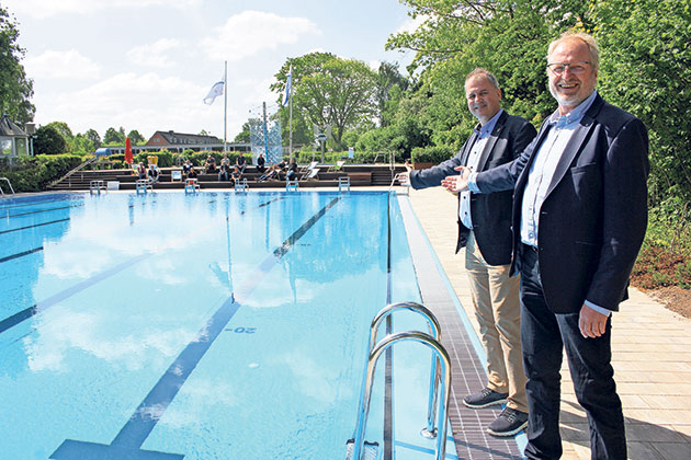 Bürgermeister Jan Christoph mit Jürgen Langmaack am Pool