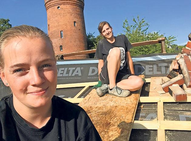 Hellen Wolter und Madeleine Wolter auf einer Baustelle Madeleine Wolter und Hellen Wolter auf einer Baustelle.