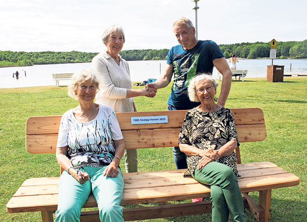 Gruppe am See mit Bank, Kneipp-Verein Bad Segeberg