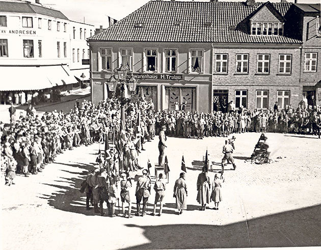 Bücherverbrennung auf dem Bad Segeberger Marktplatz, Menschenmenge.