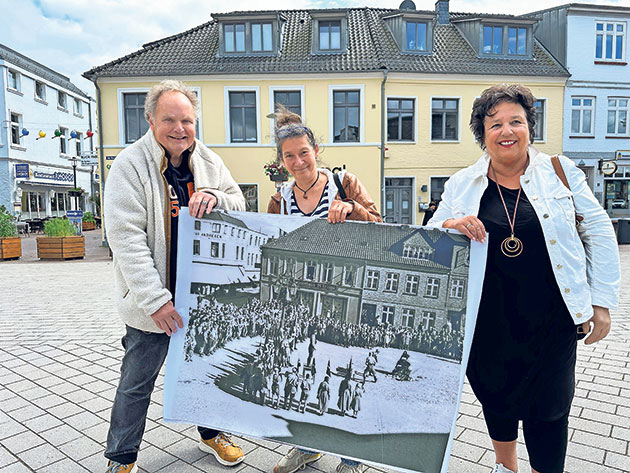 Photo Bücherverbrennung Axel und Hilke Winkler zusammen mit Monika Saggau
