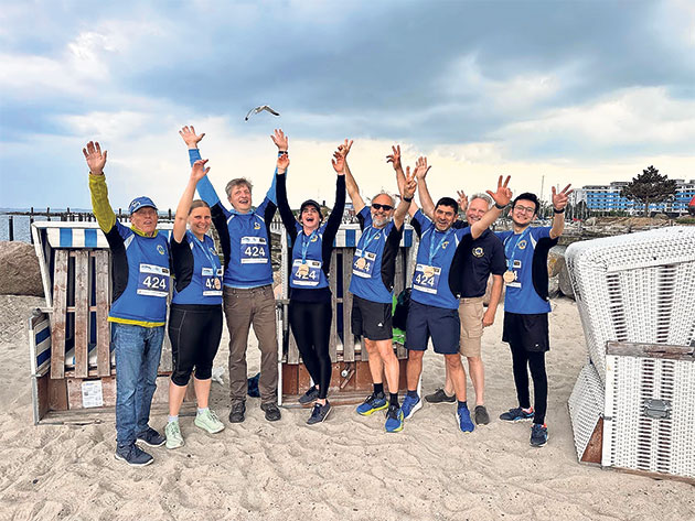 Teilnehmer feiern am Strand nach dem Lions Lauf Event