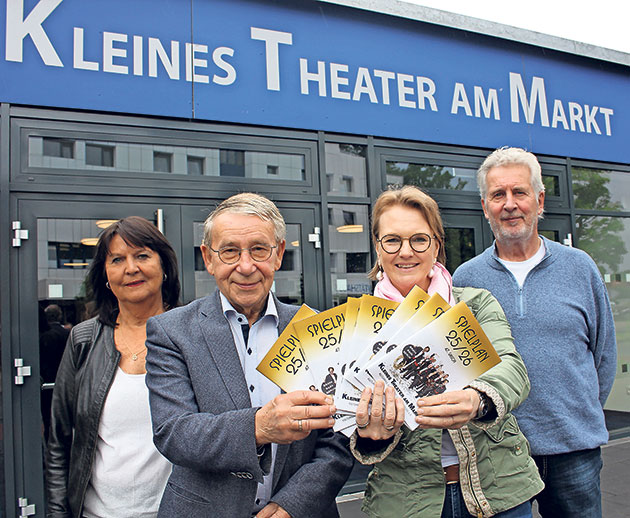 Eröffnung des Theaters Wahlstedt mit Gästen Theater Wahlstedt feiert Eröffnung mit Gästen vor dem Eingang.