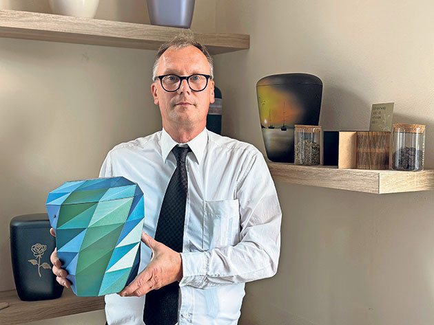 Bestatter Marco Fromm eröffnet in Bornhöved eine Filiale seines Bestattungsunternehmens. Am Sonntag lädt er zum Tag der offenen Tür ein.Foto: ohe