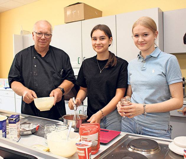 Lotta (re.) und Marlene haben zusammen mit Heiko Busch die Hauptspeise für das Krimi-Dinner zubereitet. Sie gehören zur Schülerfirma KostBar an der Schule am Burgfeld. Heiko Busch ist Pächter der Caféteria und unterstützt die KostBar beim Kochen.Foto: mq