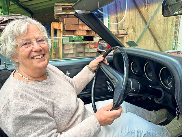 Ulrike Kaldewey setzt sich heute nur noch selten hinter das Steuer ihres Mustangs. Trotzdem springt der Sechszylinder prompt an.