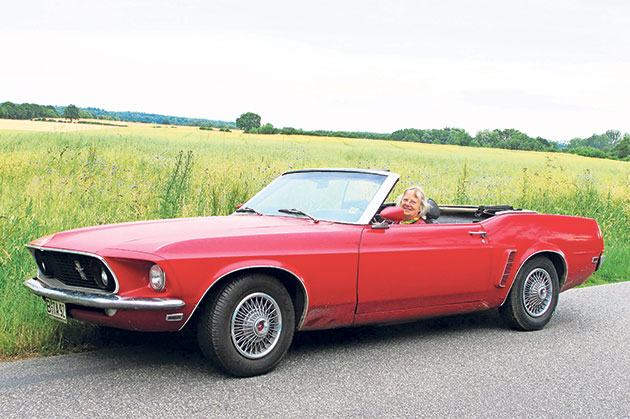 Mit ihrem roten Ford Mustang Cabriolet fällt Ulrike Kaldewey auf. Den Oldtimer schenkte ihr Mann ihr zum Geburtstag.Fotos: hfr