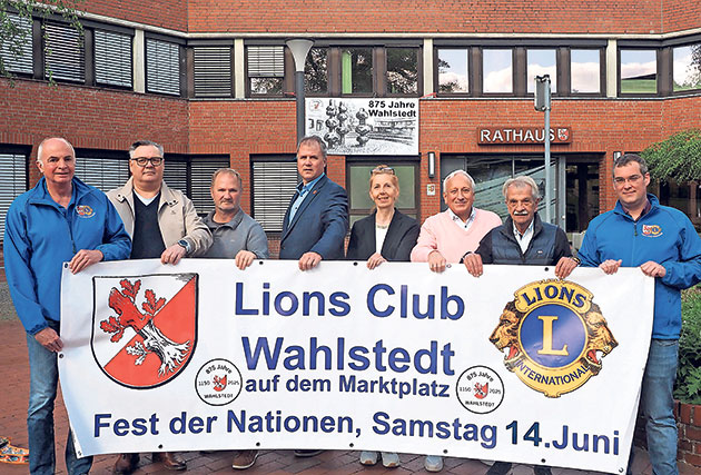Vorfreude auf die Feste in Wahlstedt (v.li.): Klaus Neumann, Frank Pagel, Paul Griese, Bürgermeister Jan Christoph, Karen Zarp-Menzel, Bürgervorsteher Horst Kornelius, Wolfgang Lippke und Alexander Köhn präsentierten das Programm.