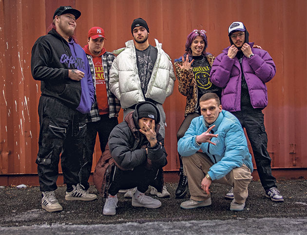 Sieben Musiker aus Wahlstedt und Umgebung bilden Never Enough. Ergänzt wird die Gruppe von DJ Joel. Die Hip-Hop-Formation tritt am 28. Juni auf der Jungen Bühne der Kieler Woche auf.Foto: hfr