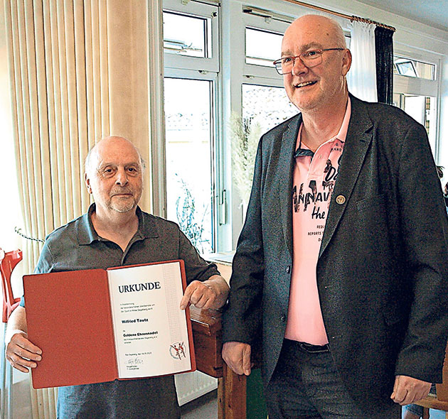 Wilfried Tautz (li.) erhielt vom KSV-Vorsitzenden Holger Böhm die Goldene Ehrennadel. Foto: Günter Evenburg, TVT/hfr