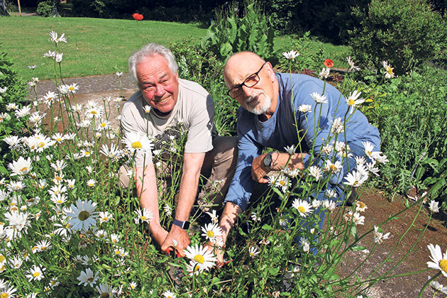 Klaus Hornberger (li.) und Hugo Meißner kümmern sich ehrenamtlich um den Bibelgarten auf dem Wahlstedter Friedhof. Jetzt stand die Reparatur der Bewässerungsanlage an, nachdem zwei Vierecks­regner abgebrochen und entwendet wurden. Foto: mq