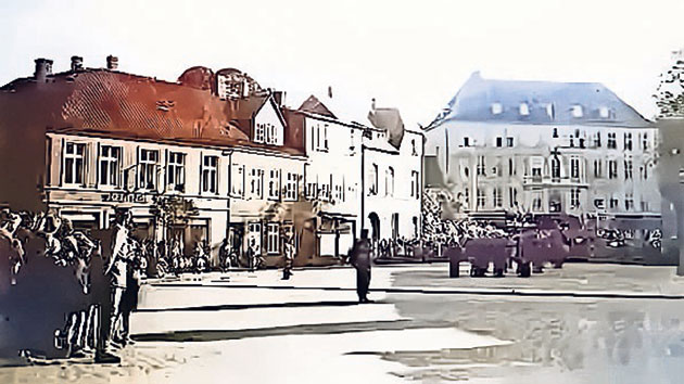Nach dem Kriegsende verkündete das britische Militär auf dem Bad Segeberger Marktplatz, wie es weitergeht.Foto: Kalkberg-Archiv