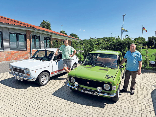 Uwe Heinrich (li.) und Jens Strey laden zur Jubiläumsfeier der Fiat Interessengemeinschaft Nord nach Weede ein.Foto: ohe