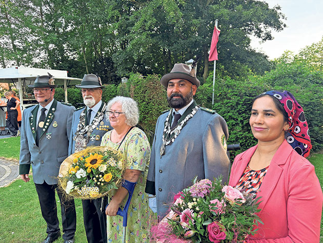 Zur Königsproklamation stellten sich die neuen Majestäten mit ihren Frauen der angetretenden Gildekompanie vor (v.li.): Erster Ältermann Andreas Toebs, König Gildeoberst Wolfgang Thum, seine Frau Bärbel, Königsschütze Gildehauptmann Balkar Singh und seine