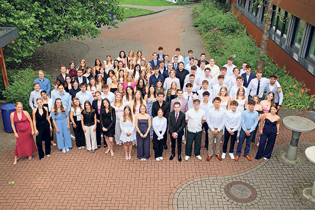 Gruppenfoto von Schülern im Freien Große Gruppe von Schülern posiert draußen für ein Foto.